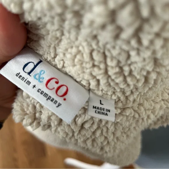 Women's Cream Shearling Vest - Picture 7 of 9